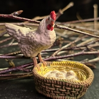 hvid-hoene-roed-kam-paa-kant-af-kurv-fyldt-med-aeg-vintage-paaskepynt